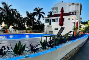 Falcon Oceanview 2br Condo-Free Airport Transportation 24-7Security